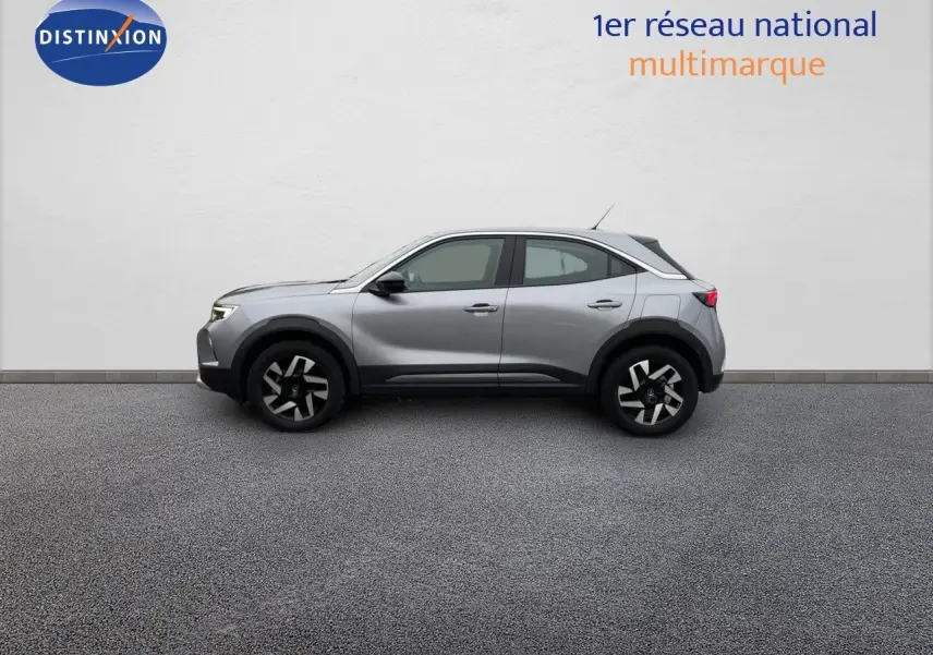Opel Mokka gris Artens métal en profil côté gauche, soulignant ses jantes noires et lignes modernes.