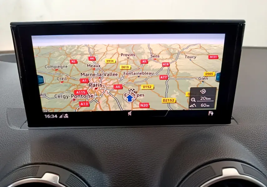 Écran de navigation 7 pouces de l'Audi Q2 35 TDI 150 Design affichant une carte routière, vue intérieure.