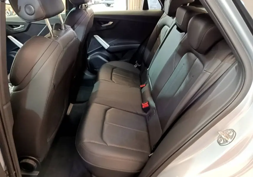 Vue intérieure côté droit des sièges arrière en cuir noir de l'Audi Q2 gris clair 35 TDI 150 Design 2020.