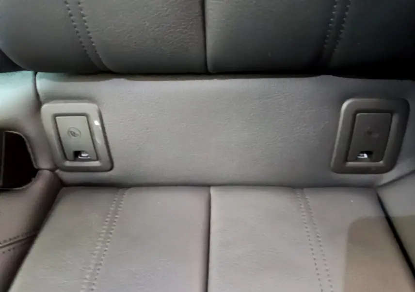 Détail des fixations Isofix sur la banquette arrière en cuir gris foncé de l'Audi Q2 35 TDI 150 Design.