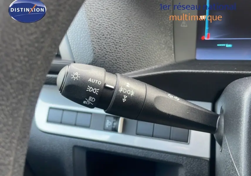 Gros plan sur la commande des phares et clignotants du tableau de bord d’un Citroën Jumpy gris titane 2025.