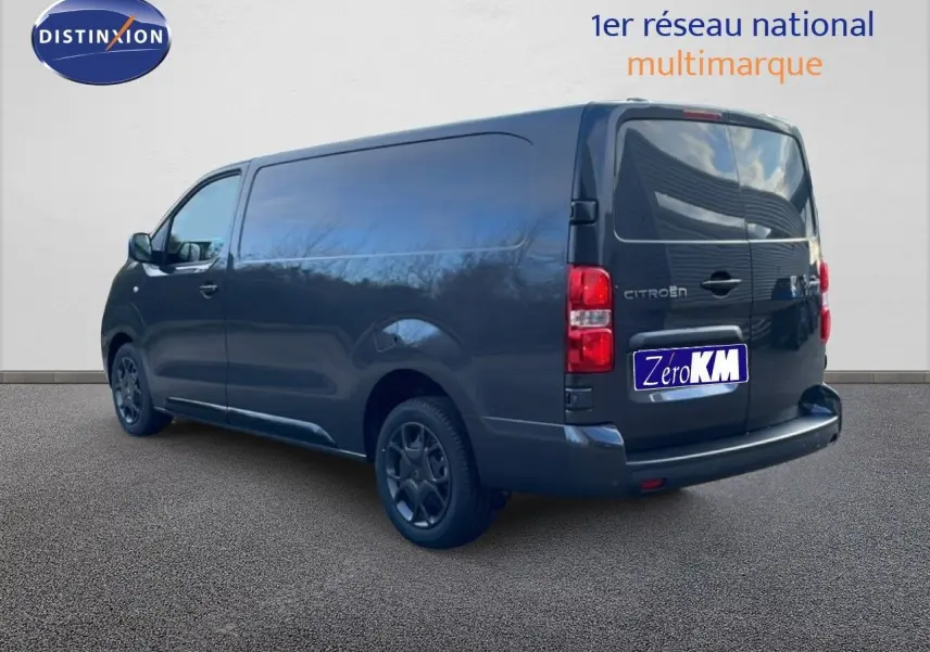 Vue 3/4 arrière droite d’un Citroën Jumpy Van Long L3 gris titane métallisé avec vitres arrière teintées et jantes foncées.