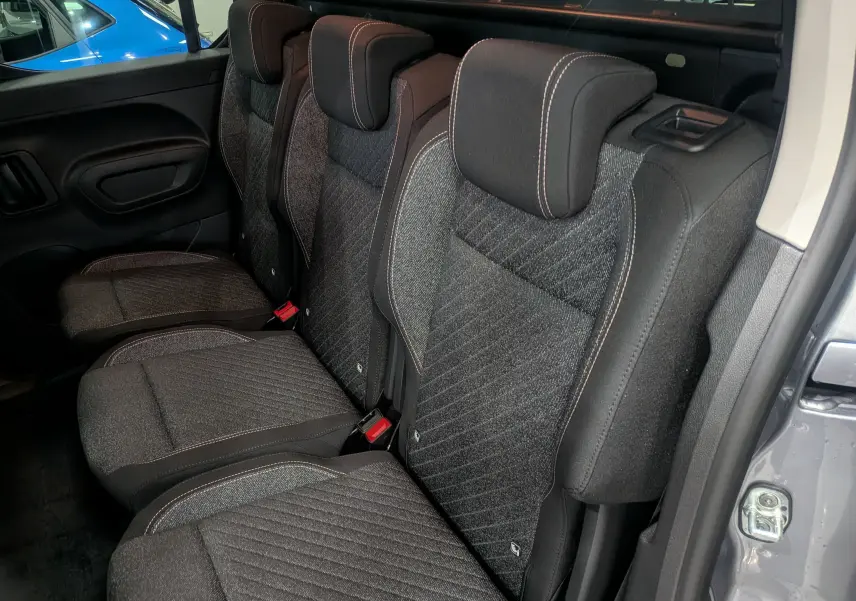 Vue intérieure côté droit des sièges arrière en tissu gris du Peugeot Rifter 2025 gris acier, version 5 places.