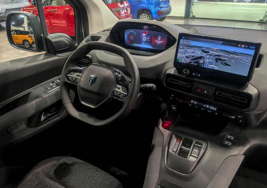 Vue intérieure côté conducteur du Peugeot Rifter 2025 gris acier, avec tableau de bord numérique et écran tactile GPS.