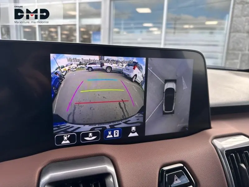 Écran tactile intérieur montrant la caméra de recul et vue panoramique 360° du Suzuki Vitara 2026 vert Land Breeze avec toit noir.