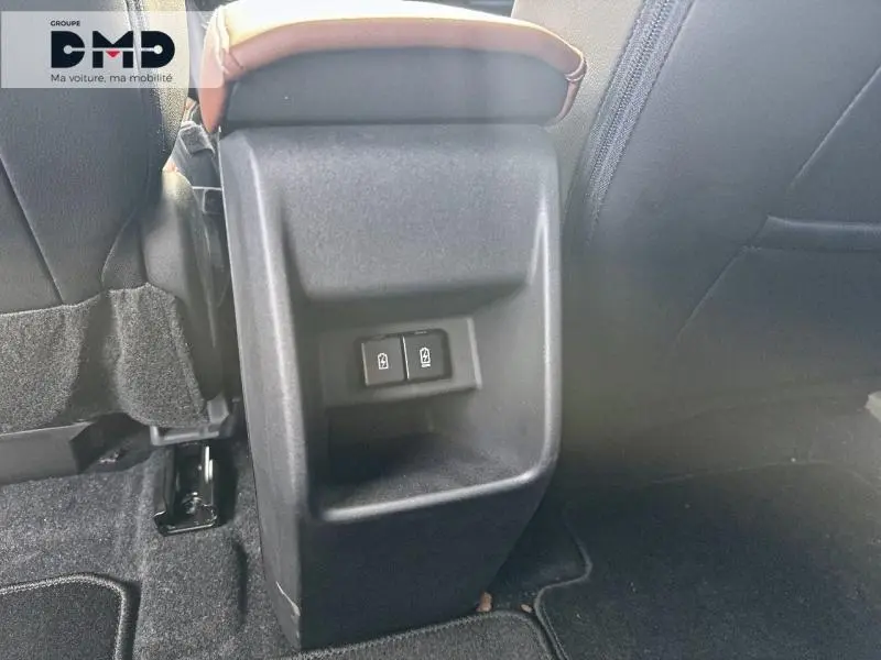 Gros plan sur la console arrière noire avec commandes de vitres électriques, sièges en tissu noir du Suzuki Vitara 2026.