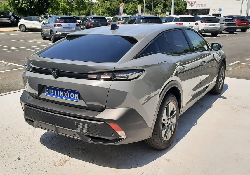 Vue 3/4 arrière droite d'une Peugeot 408 Hybrid gris selenium avec feux arrière LED et vitrage arrière teinté.