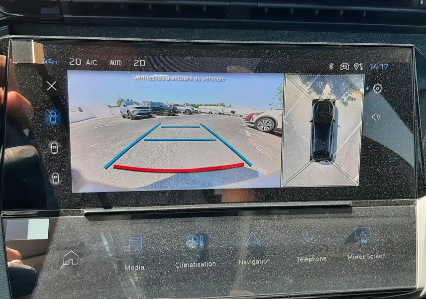Écran multimédia de la Peugeot 408 Hybrid 2024 montrant la caméra de recul avec vue arrière et vision 360° en gris selenium.