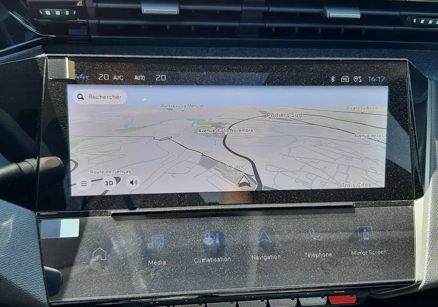 Vue rapprochée de l'écran tactile central du tableau de bord de la Peugeot 408 gris selenium, affichant la navigation GPS.