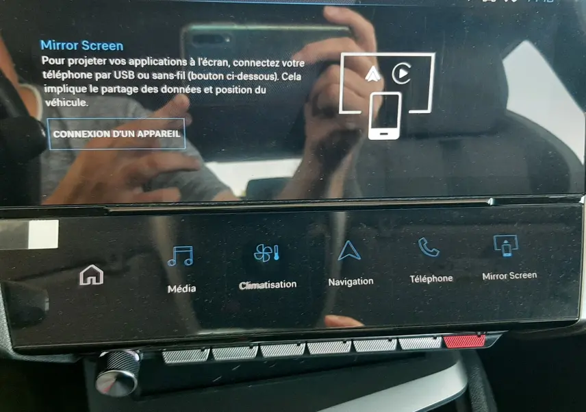 Écran tactile central de la Peugeot 408 gris sélénium 2024, affichant le menu Mirror Screen et commandes multimédia.