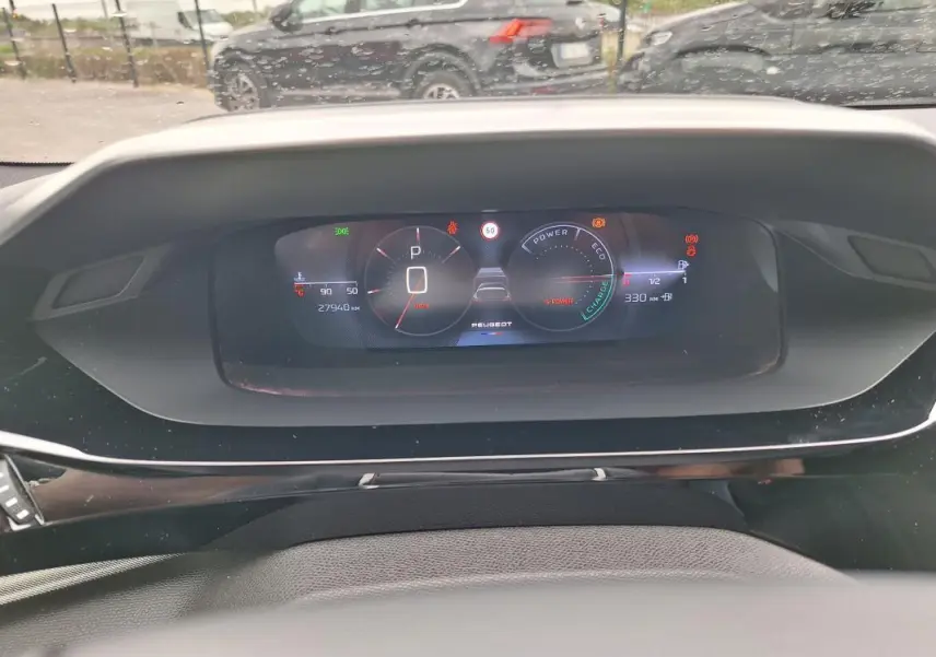 Vue intérieure du cockpit numérique de la Peugeot 308 Hybrid 145 e-DCS6 GT 2025, affichage digital clair.