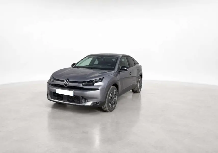 Citroën C4 hybride gris mercury vue 3/4 avant droit, avec jantes acier 18 pouces et phares LED eco.