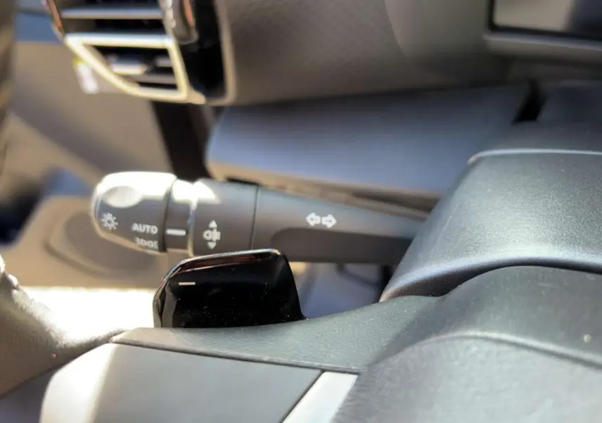 Gros plan sur la palette de changement de vitesse noire côté gauche du volant cuir d’une Citroën C4 gris mercury.