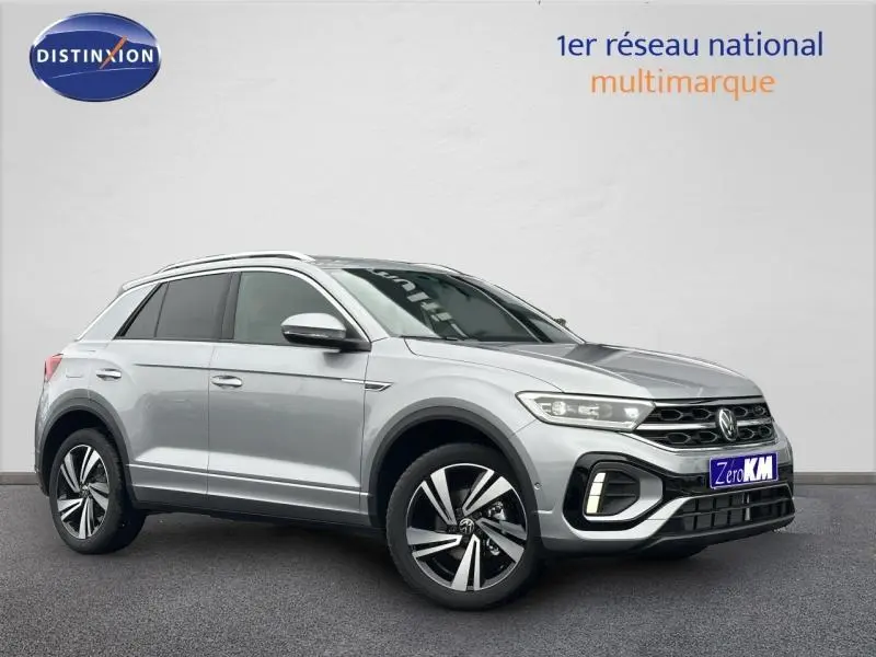 Volkswagen T-Roc gris 2025 en 3/4 avant droit, finition R-Line avec jantes alliage distinctives et calandre moderne.