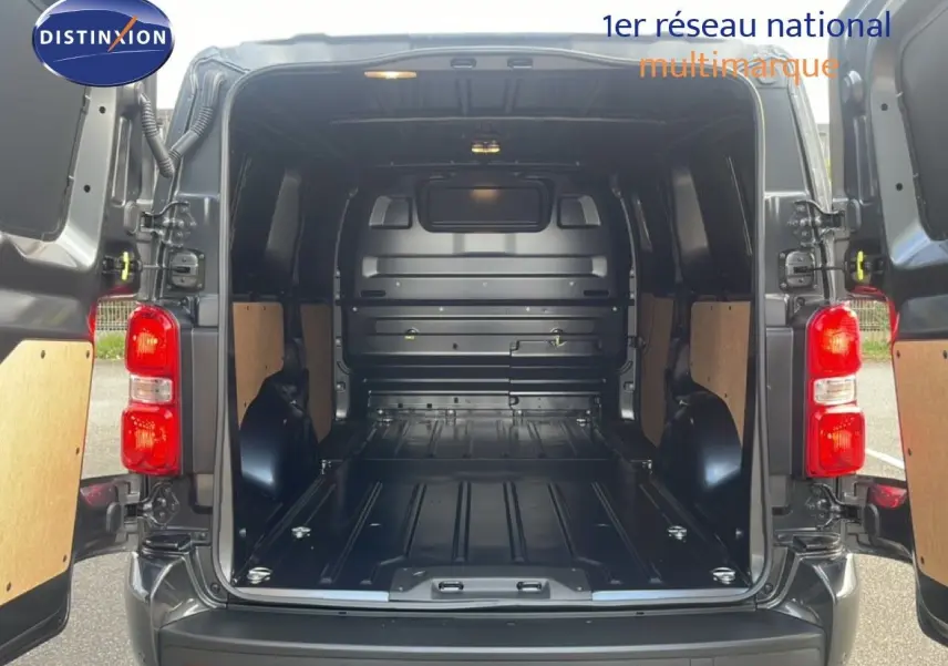 Vue arrière du Citroën Jumpy Van Long L3 gris titane métal avec portes ouvertes montrant l’espace de chargement vide.