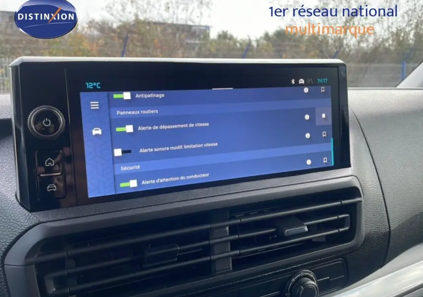 Vue intérieure du tableau de bord du Citroën Jumpy gris titane, avec écran tactile affichant les alertes de sécurité.