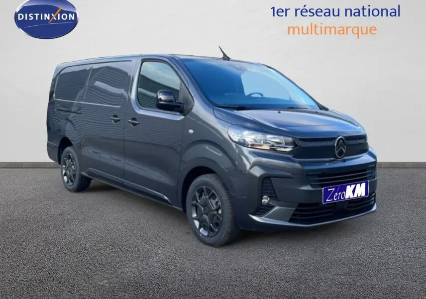 Vue 3/4 avant droit d’un Citroën Jumpy Van Long L3 gris titane métal avec calandre noire et jantes foncées.