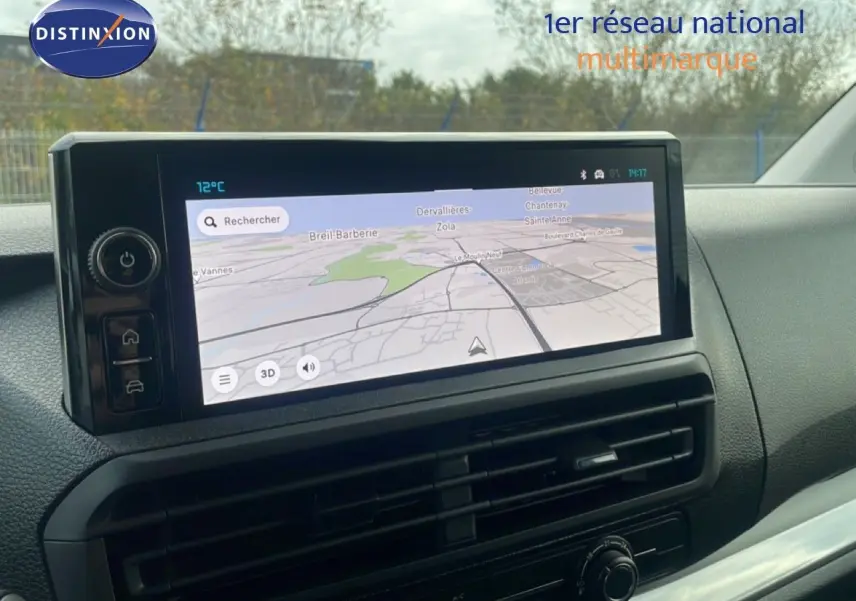 Vue intérieure du tableau de bord du Citroën Jumpy gris titane, avec écran tactile affichant la navigation.