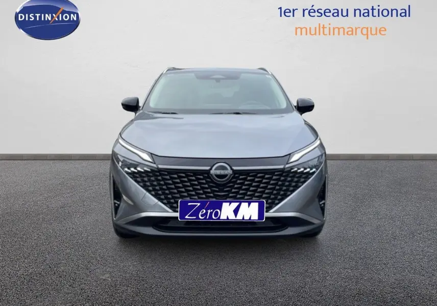 Vue frontale du Nissan Qashqai 1.5 E-POWER 205CH N-Connecta en gris squale métal avec calandre noire distinctive.