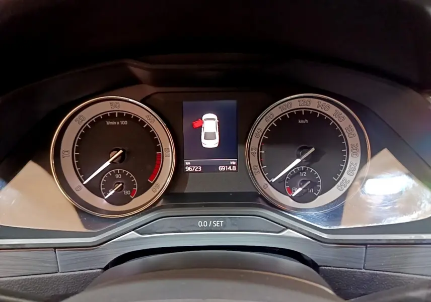 Vue rapprochée du tableau de bord de la Skoda Superb 2021 avec affichage digital et compteurs analogiques noirs.