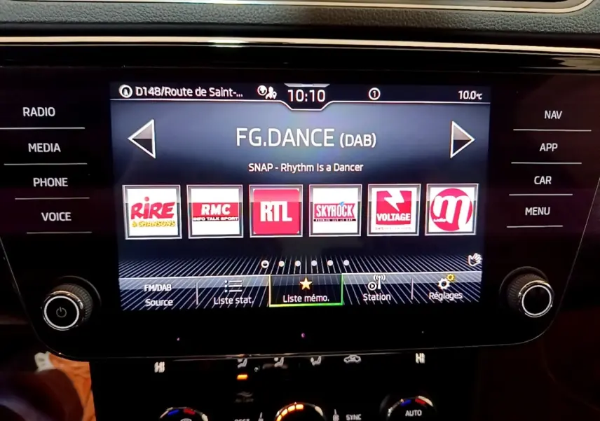 Écran tactile central de la Skoda Superb 2021 affichant les radios DAB avec commandes autour, vue intérieure frontale.