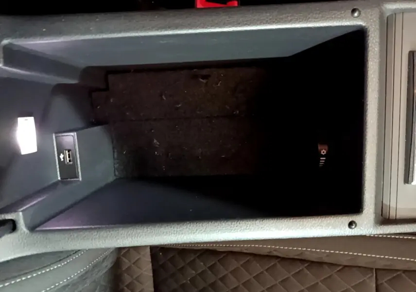 Vue plongeante sur le rangement central noir de la Skoda Superb 2021 avec port USB visible à gauche.