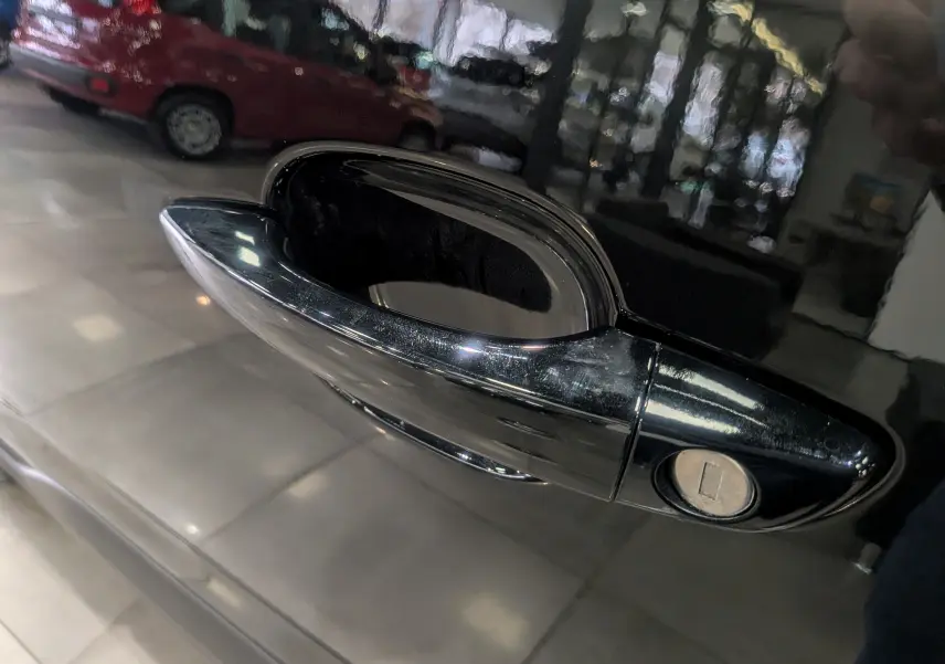 Poignée de porte noire brillante du côté gauche d’un Peugeot Rifter 2025, avec serrure visible en gros plan.