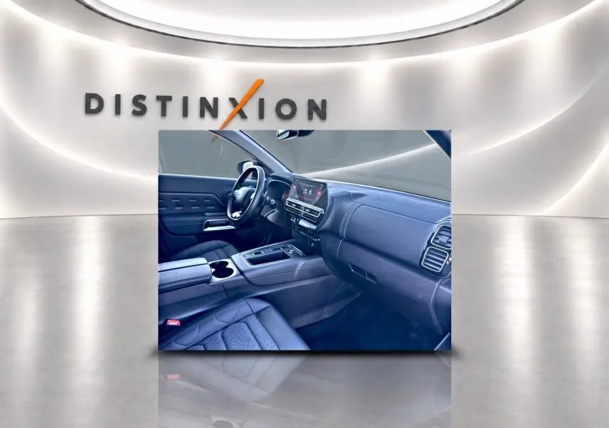 Intérieur noir du Citroën C5 Aircross 2025 vu côté conducteur, avec tableau de bord et écran tactile visible.