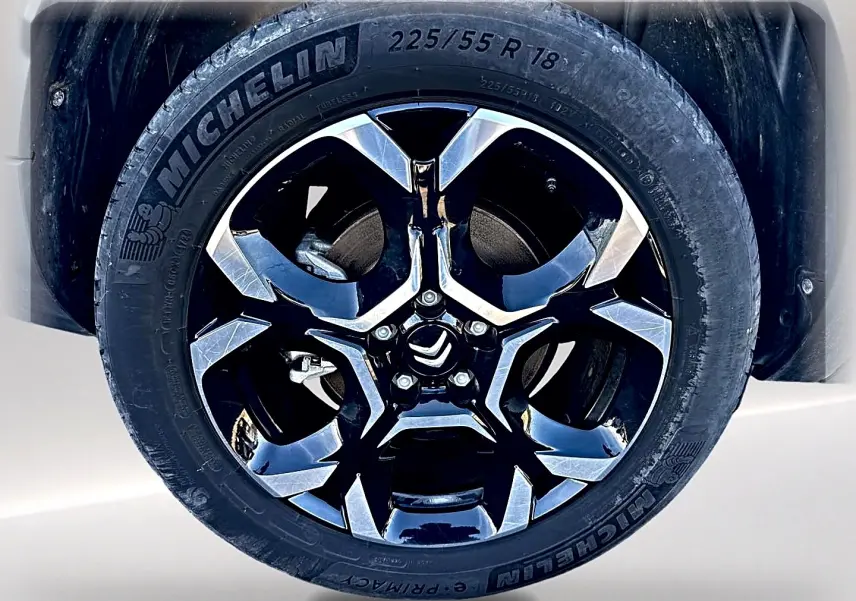 Gros plan sur la jante alu noire et chromée d’un Citroën C5 Aircross 2025 avec pneu Michelin.