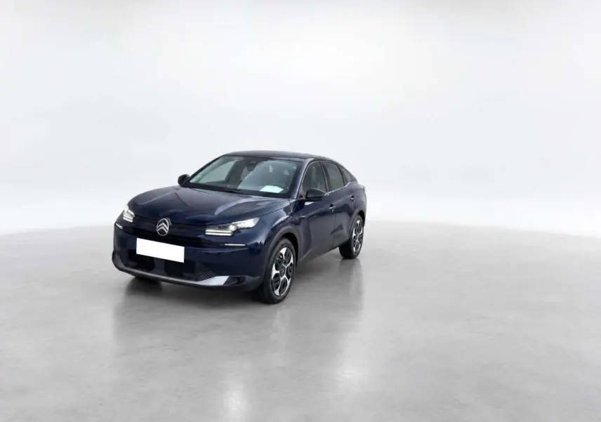 Citroën C4 hybride bleu eclipse vue 3/4 avant droit sur fond neutre, avec phares LED et jantes distinctives.