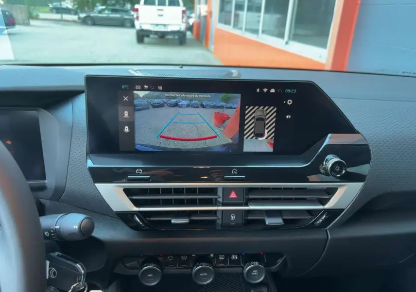 Vue intérieure du tableau de bord de la Citroën C4 hybride 2025, écran tactile affichant la caméra de recul.