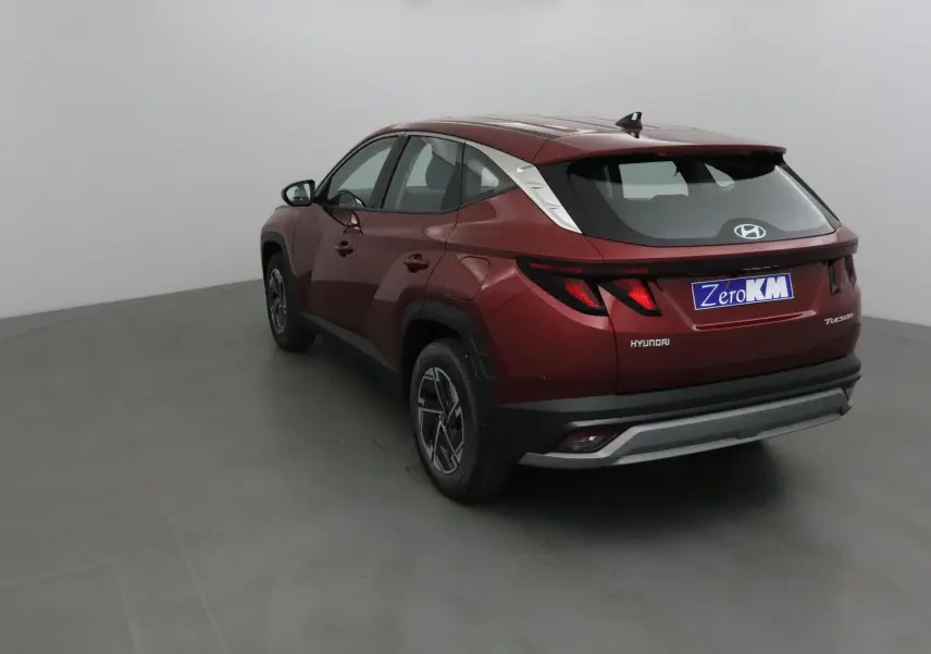 Vue 3/4 arrière droite du Hyundai Tucson 2025 rouge Ultimate avec feux arrière LED et jantes alliage 17 pouces.