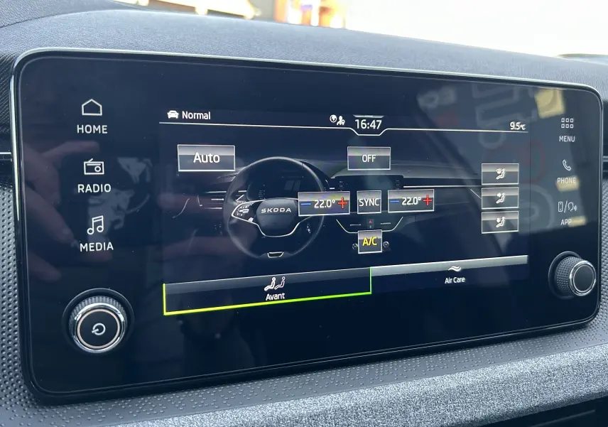 Écran tactile central du Skoda Kamiq 2025 affichant les réglages de climatisation et de température à 22°C.