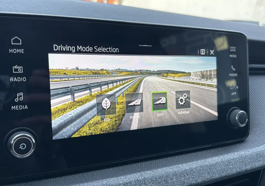 Écran tactile intérieur du Skoda Kamiq 2025 montrant la sélection des modes de conduite avec mode Sport en surbrillance.