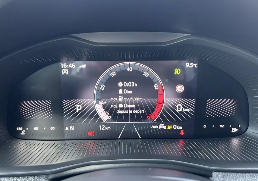 Tableau de bord numérique du Skoda Kamiq 2025, affichage central du compteur de vitesse et informations de conduite.