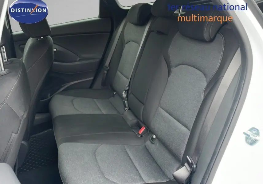 Vue intérieure côté droit des sièges arrière gris tissu et cuir dans une Hyundai i30 SW blanc atlas 2023.