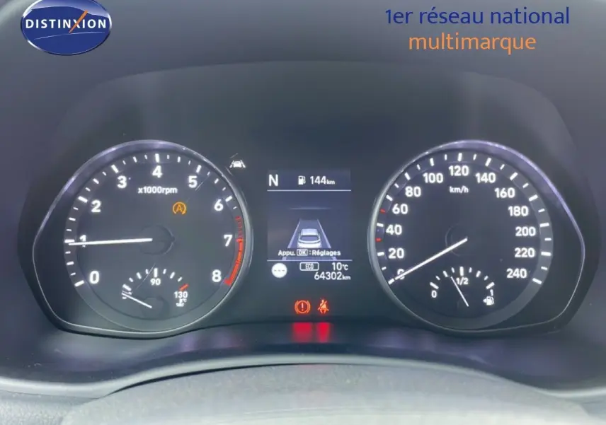 Tableau de bord de Hyundai i30 SW 2023, affichage digital et compteurs analogiques en vue frontale.