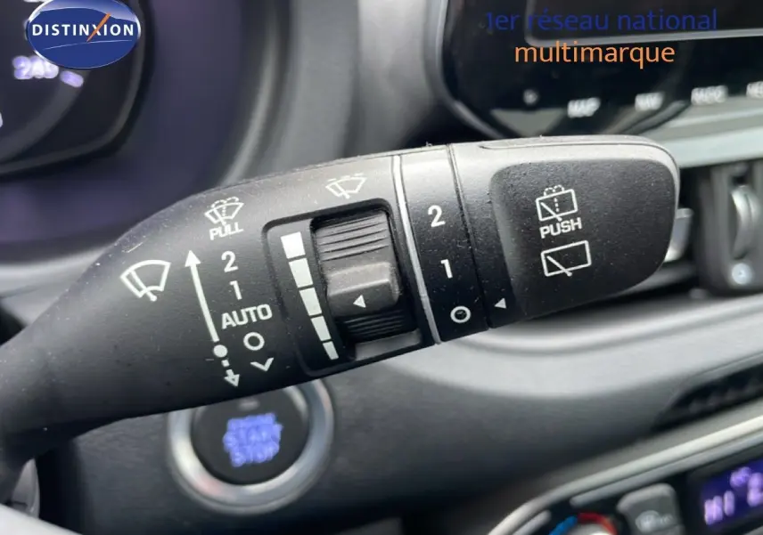Gros plan sur la commande des essuie-glaces dans l'habitacle d'une Hyundai i30 SW blanche, modèle 2023.