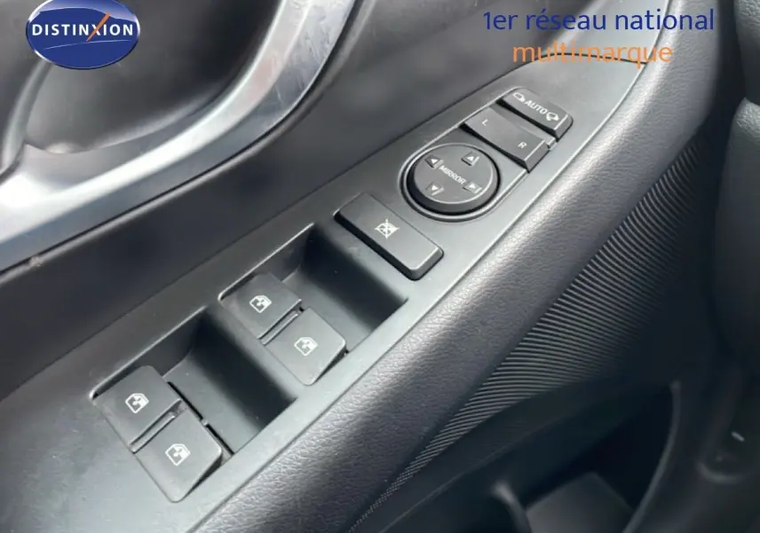 Gros plan sur les commandes des vitres électriques et rétroviseurs côté conducteur de la Hyundai i30 SW 2023.