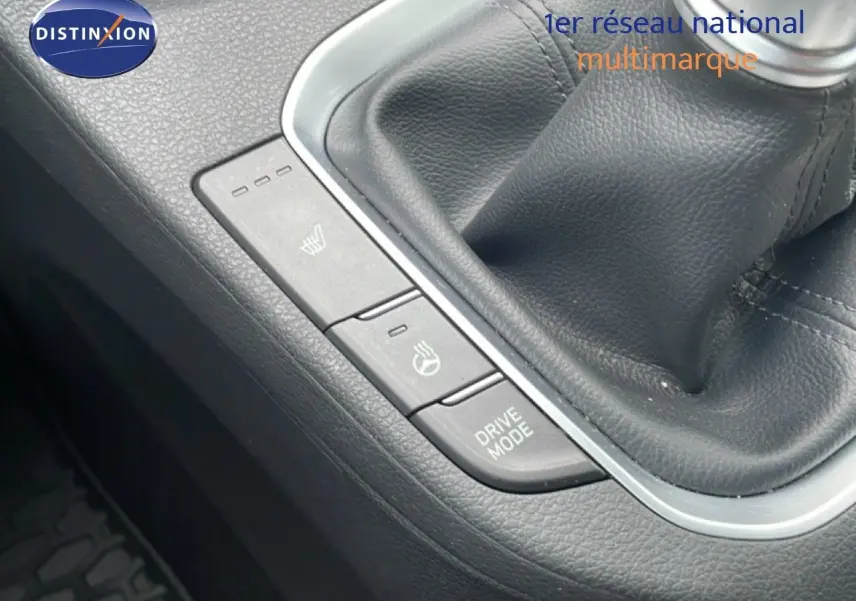Gros plan sur la console centrale noire avec levier de vitesse et boutons chauffants et mode de conduite, Hyundai i30 SW 2023.