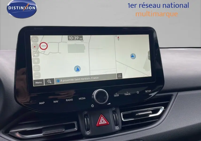 Vue intérieure centrée sur l'écran tactile du système de navigation de la Hyundai i30 SW blanche de 2023.