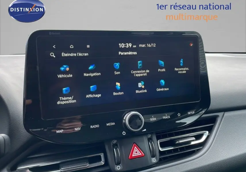 Écran tactile central du tableau de bord de la Hyundai i30 SW blanc Atlas, affichant le menu des paramètres.