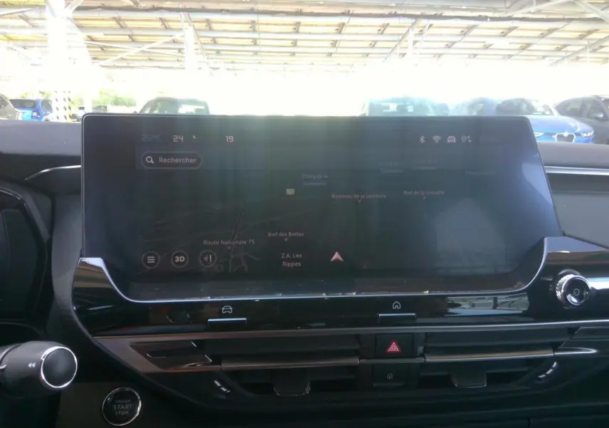 Vue intérieure du tableau de bord de la Citroën C5 X 2024, écran tactile central affichant la navigation.