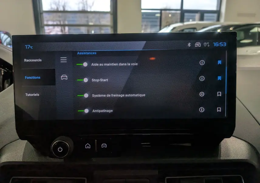 Écran tactile intérieur du Peugeot Rifter noir, affichant les assistances à la conduite avec interface moderne.