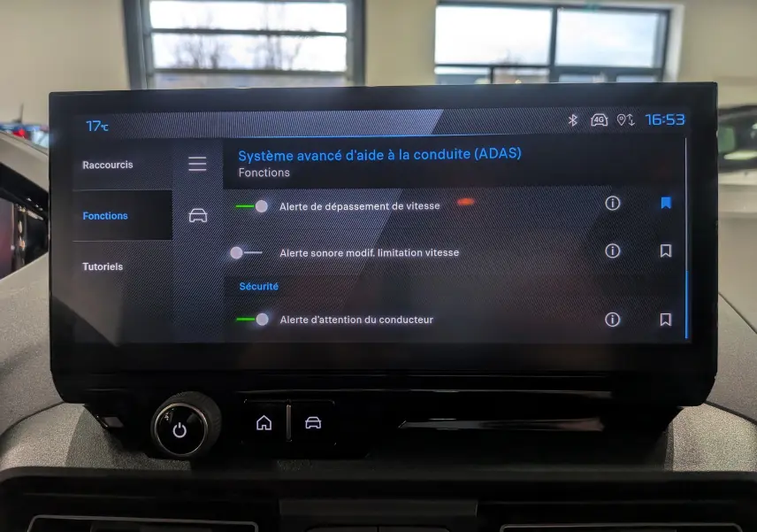 Écran tactile intérieur du Peugeot Rifter 2025 affichant les réglages du système avancé d’aide à la conduite.