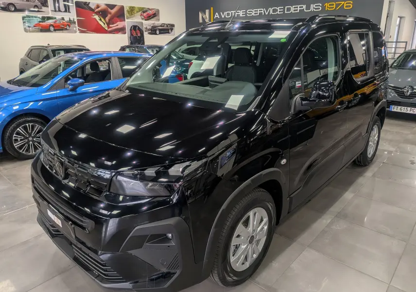 Peugeot Rifter noir vue 3/4 avant droit en showroom, avec jantes alliage et calandre moderne brillante.