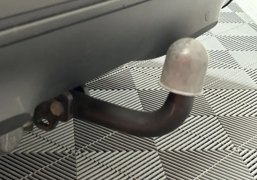 Gros plan sur l'attelage noir sous le pare-chocs arrière blanc du Renault Kadjar TCE 130 Energy Intens EDC 2018.