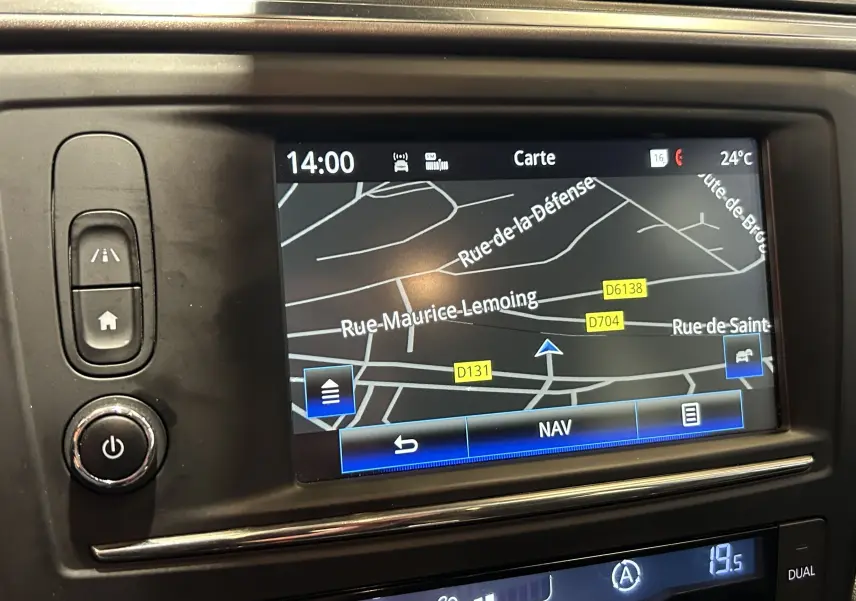 Écran tactile de navigation du Renault Kadjar blanc 2018, affichant une carte routière avec commandes autour.