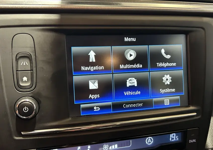 Écran tactile central du Renault Kadjar blanc de 2018 affichant le menu principal avec options navigation, multimédia et téléphone.