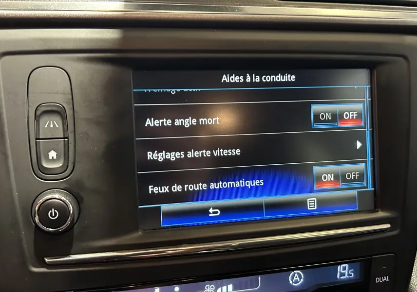 Écran tactile intérieur du Renault Kadjar blanc de 2018 montrant les réglages d’aides à la conduite.